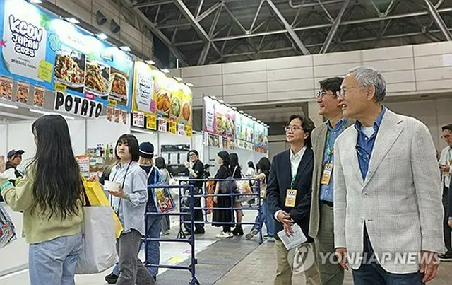 会場を訪れた柳仁村（ユ・インチョン）文化体育観光部長官（右端、文化体育観光部提供）＝（聯合ニュース）≪転載・転用禁止≫