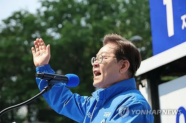 ソウル中心部の清渓広場で第一声を上げる李在明氏＝１２日、ソウル（聯合ニュース）