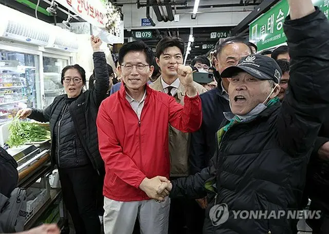 大統領選の公式選挙運動期間に入り、ソウル市内の伝統市場を訪れた金氏＝１２日、ソウル（聯合ニュース）