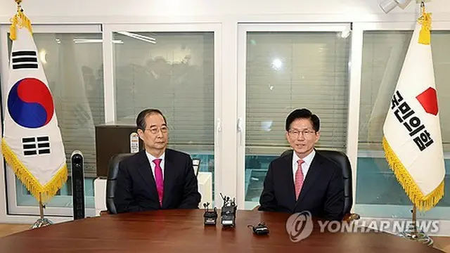 １１日に「国民の力」本部で会談した金文洙氏（右）と韓悳洙氏（共同取材）＝（聯合ニュース）