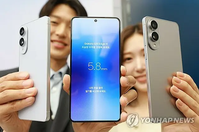 サムスン電子が公開した超スリム型スマートフォン「ギャラクシーＳ２５エッジ」＝１３日、ソウル（聯合ニュース）