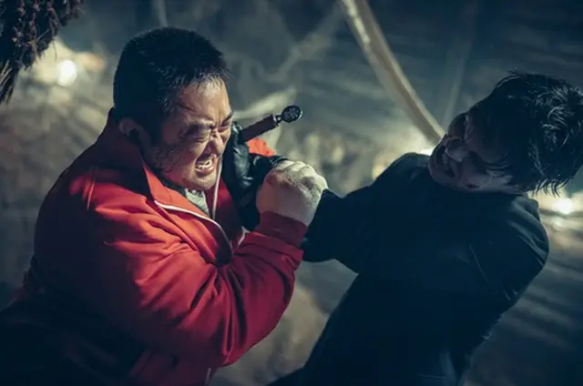 映画「聖なる夜：デーモン・ハンターズ」（原題）のワンシーン（ロッテエンターテインメント提供）＝（聯合ニュース）≪転載・転用禁止≫