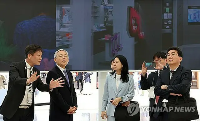 韓国のナショナルデーに韓国パビリオンを訪問した柳仁村（ユ・インチョン）文化体育観光部長官（左から２人目・同部提供）＝（聯合ニュース）≪転載・転用禁止≫