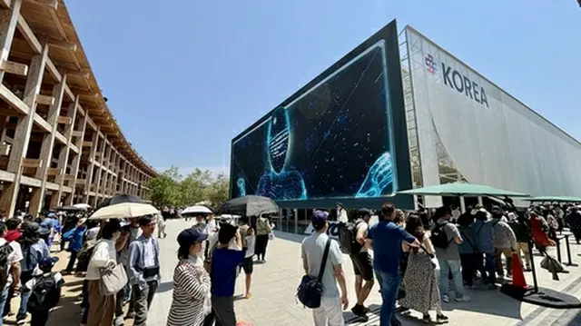 韓国パビリオンへの入場を待つ来場者の列＝１３日、大阪（聯合ニュース）
