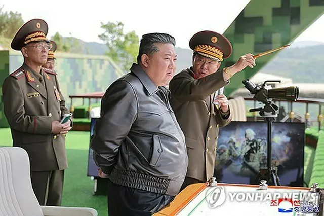 北朝鮮の朝鮮中央通信は１４日、金正恩（キム・ジョンウン）国務委員長（朝鮮労働党総書記）が前日に特殊部隊兵士などによる戦術総合訓練を視察したと報じた。訓練を視察する金正恩氏（中央）＝（朝鮮中央通信＝聯合ニュース）≪転載・転用禁止≫