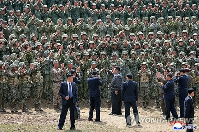 朝鮮中央通信は１４日、金正恩氏が前日に行われた特殊部隊などの訓練を視察したと報じた＝（朝鮮中央通信＝聯合ニュース）≪転載・転用禁止≫