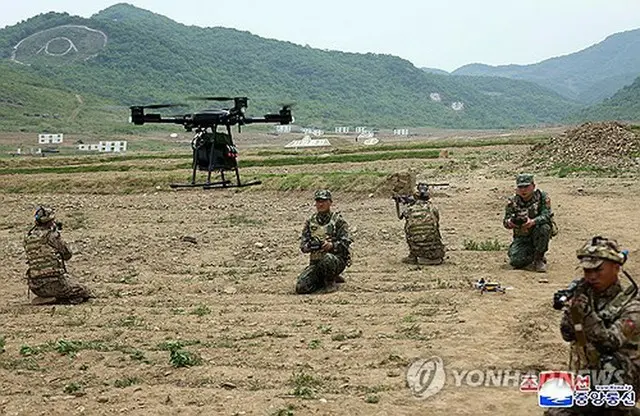 ドローンを操縦する兵士＝（朝鮮中央通信＝聯合ニュース）≪転載・転用禁止≫