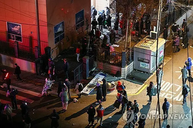 １月１９日未明、ソウル西部地裁に乱入する尹前大統領の支持者ら＝（聯合ニュース）