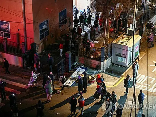 １月１９日未明、ソウル西部地裁に乱入する尹前大統領の支持者ら＝（聯合ニュース）