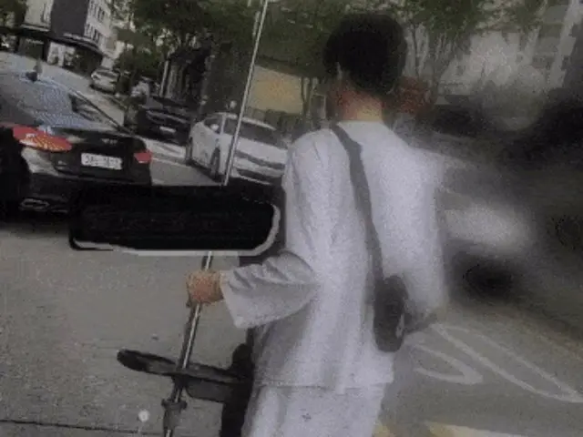 電動キックボードで2人乗り、点滴しながら通話まで…危険な走行が物議＝韓国