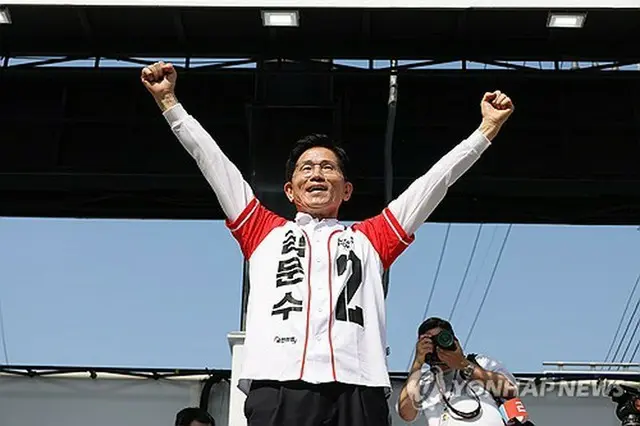 慶尚南道晋州市で演説する金文洙氏（共同取材）＝１４日、晋州（聯合ニュース）