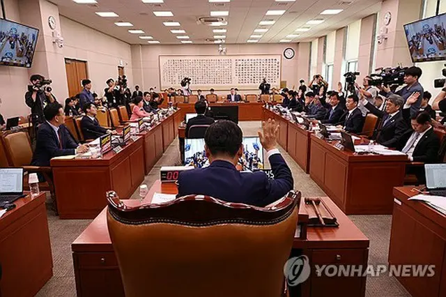 国会で開かれた法制司法委員会＝１４日、ソウル（聯合ニュース）