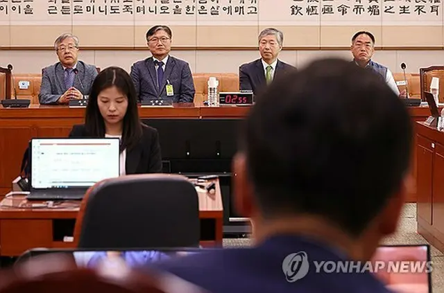 １４日に開かれた最高裁の大統領選介入疑惑を巡る国会法制司法委員会の聴聞会＝１４日、ソウル（聯合ニュース）