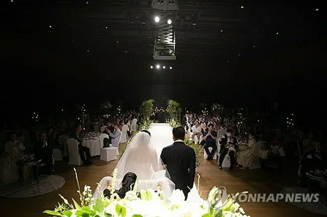 成人女性を対象に実施した意識調査で４９．７％が「夫婦でも収入は各自が管理しなければならない」と回答した（資料写真）＝（聯合ニュース）