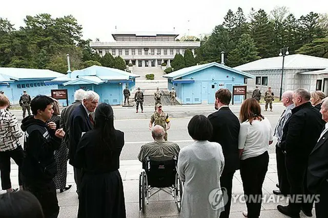 板門店を訪れた朝鮮戦争参戦者や家族（国家報勲部提供）＝（聯合ニュース）
