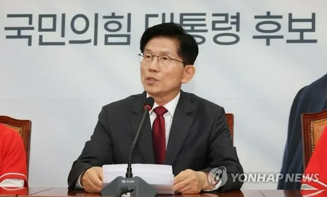 国会で緊急記者会見を行う「国民の力」の大統領選候補の金文洙氏＝１５日、ソウル（聯合ニュース）