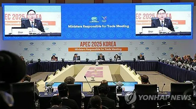 ＡＰＥＣ貿易担当相会合の開会式であいさつする韓国産業通商資源部の鄭仁教・通商交渉本部長＝１５日、済州（聯合ニュース）