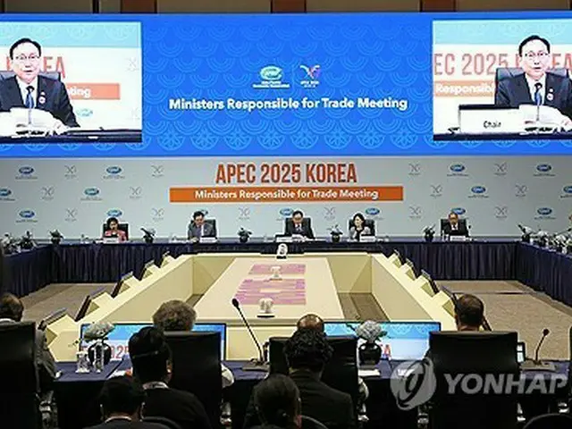 ＡＰＥＣ貿易担当相会合の開会式であいさつする韓国産業通商資源部の鄭仁教・通商交渉本部長＝１５日、済州（聯合ニュース）