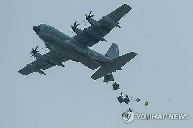 韓米両国軍が９～１６日に「連合・合同空中再補給訓練」を実施した。輸送機が物資を目標地点に投下している（陸軍提供）＝（聯合ニュース）≪転載・転用禁止≫