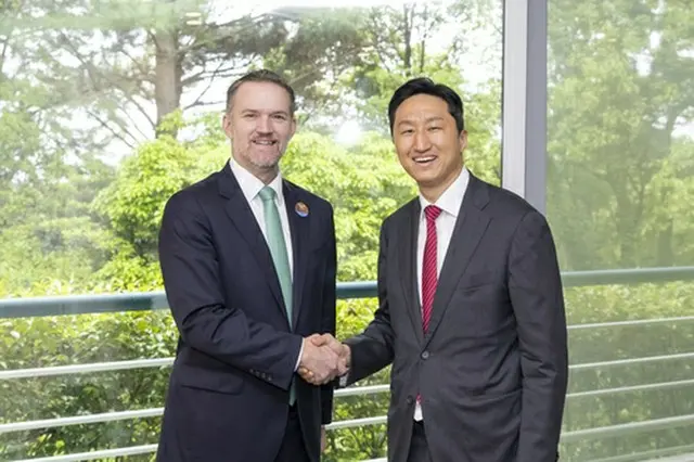 ＨＤ現代の鄭基宣・首席副会長（右）とＵＳＴＲのグリア代表（同社提供）＝（聯合ニュース）≪転載・転用禁止≫