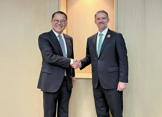 ハンファオーシャンのキム・ヒチョル社長（左）とＵＳＴＲのグリア代表（同社提供）＝（聯合ニュース）≪転載・転用禁止≫