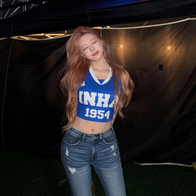 ユナ（ITZY）、 「U-Go-Girl」に続いて話題の大学祭「ジーンズフィット」…歴代級の骨盤ライン