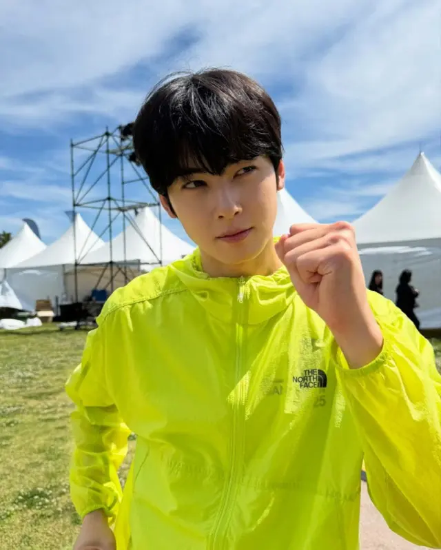 “７月入隊？”チャウヌ（ASTRO）、メダルを口にくわえてパシャッ…「マラソンを11キロ完走」