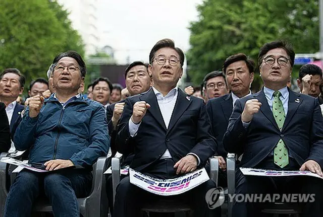有力候補とされる李在明氏（中央）＝(聯合ニュース）