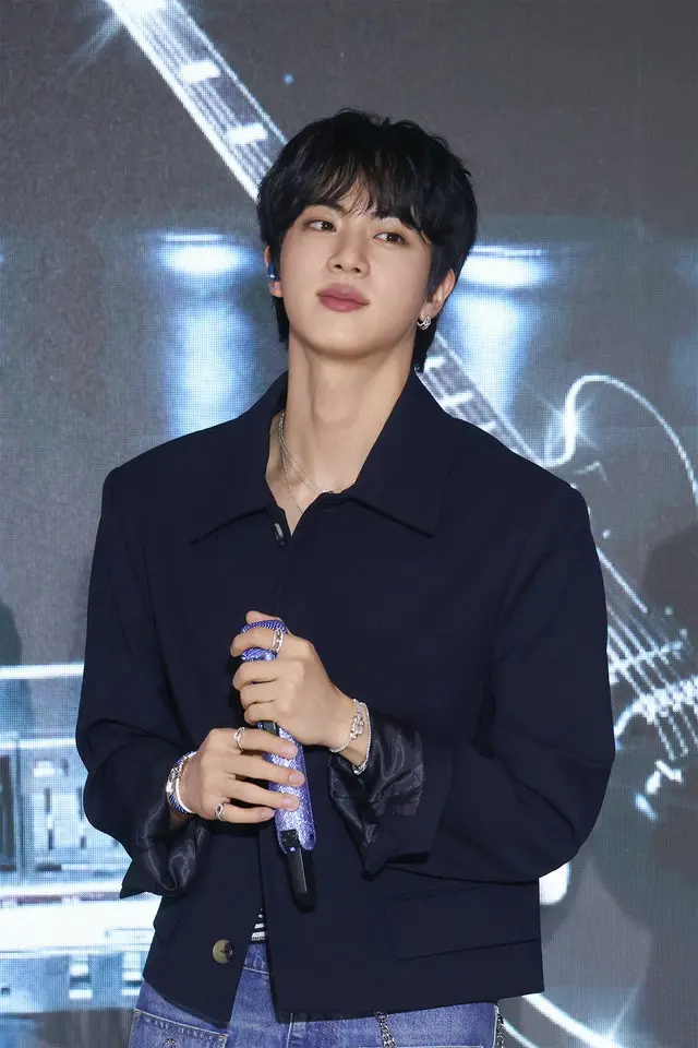 「BTS（防弾少年団）」JINがARMY（ファンの呼称）の前で新曲のステージを初披露した。