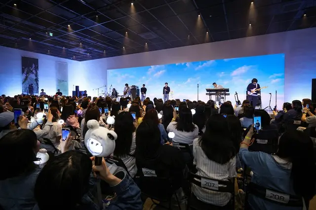 「BTS（防弾少年団）」JINがARMY（ファンの呼称）の前で新曲のステージを初披露した。