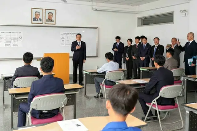 平壌科学技術大のＨＳＫ受験会場を訪れた王亜軍・駐北朝鮮大使（在北朝鮮中国大使館提供）＝（聯合ニュース）≪転載・転用禁止≫