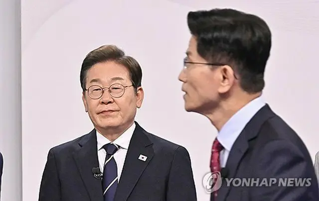 ＳＢＳプリズムセンターで行われたテレビ討論会に出席した金文洙候補（右）と李在明候補＝１８日、ソウル（聯合ニュース）