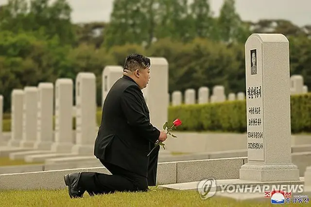 玄哲海氏の墓に献花する金正恩氏＝（朝鮮中央通信＝聯合ニュース）≪転載・転用禁止≫