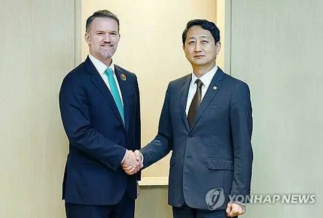 アジア太平洋経済協力会議（ＡＰＥＣ）貿易担当相会合が開かれた済州島で１６日に協議した安徳根（アン・ドクグン）産業通商資源部長官（右）と米通商代表部（ＵＳＴＲ）のグリア代表（産業通商資源部提供）＝（聯合ニュース）≪転載・転用禁止≫