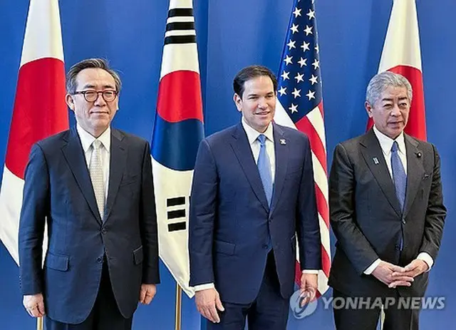 韓米日外相は４月にベルギー・ブリュッセルで会談した（資料写真）＝（聯合ニュース）