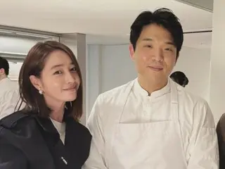 女優イ・ミンジョン、夫イ・ビョンホンをトリミング！？…「3人で撮ったけど…」