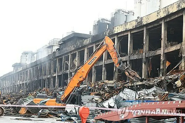 火災現場でがれきの撤去作業が行われている＝２０日、光州（聯合ニュース）