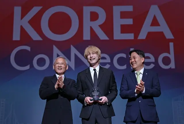 韓国観光名誉広報大使の任命式で笑顔を見せる坂口健太郎さん（中央、韓国観光公社提供）＝（聯合ニュース）≪転載・転用禁止≫