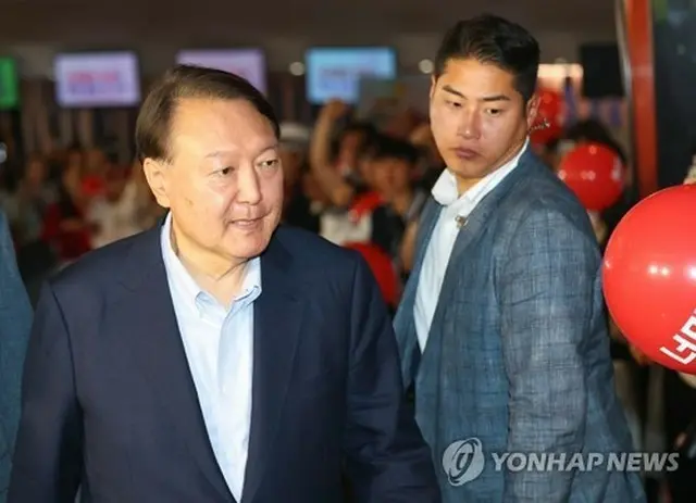ソウル市内の映画館を訪れた尹前大統領＝２１日、ソウル（聯合ニュース）