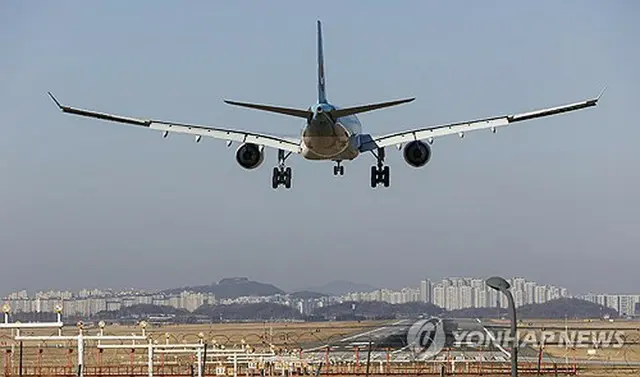 金浦空港に着陸する旅客機（資料写真）＝（聯合ニュース）