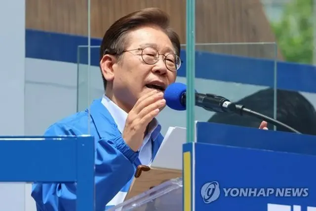 仁川市内で街頭演説する「共に民主党」の李在明氏＝２１日、仁川（聯合ニュース）