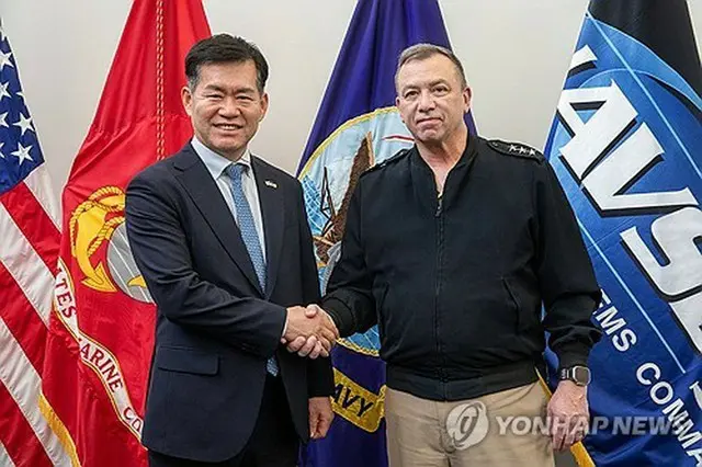 握手を交わす昔氏（左）とダウニー氏（防衛事業庁提供）＝（聯合ニュース）≪転載・転用禁止≫