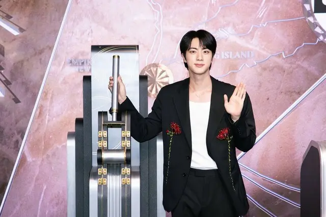 「BTS」JIN、「Echo」のキーカラーでニューヨークのエンパイアステートビルを彩った