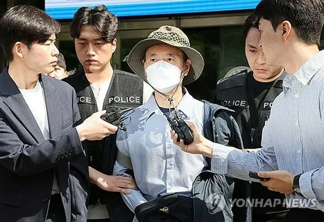 令状審査に出席するため、始興警察署を出る容疑者＝２１日、始興（聯合ニュース）