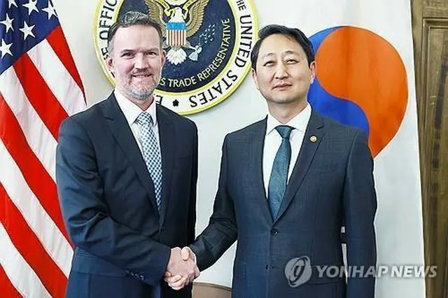 ４月２４日（米東部時間）、米ワシントンの通商代表部（ＵＳＴＲ）で記念撮影する安徳根（アン・ドクグン）産業通商資源部長官（右）とグリアＵＳＴＲ代表（産業通商資源部提供）＝（聯合ニュース）≪転載・転用禁止≫