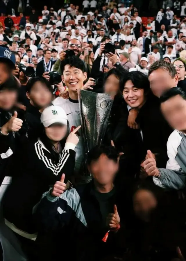 サッカー選手ソン・フンミン、生涯初の優勝カップ…親友パク・ソジュンが一緒にいた