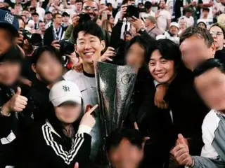 サッカー選手ソン・フンミン、生涯初の優勝カップ…親友パク・ソジュンが一緒にいた