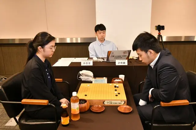 仲邑菫四段と許皓鋐九段（写真：韓国棋院）