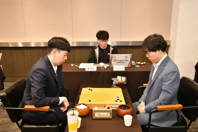 井山裕太九段とカン・ドンユン九段（写真：韓国棋院）