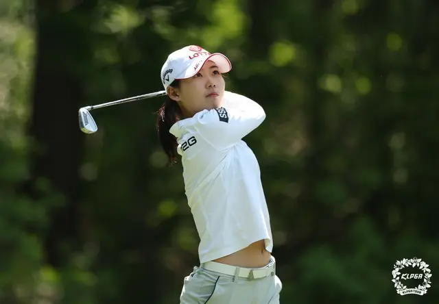 ファン・ユミンが決勝戦の3番ホールでティーショットしている（写真：KLPGA）